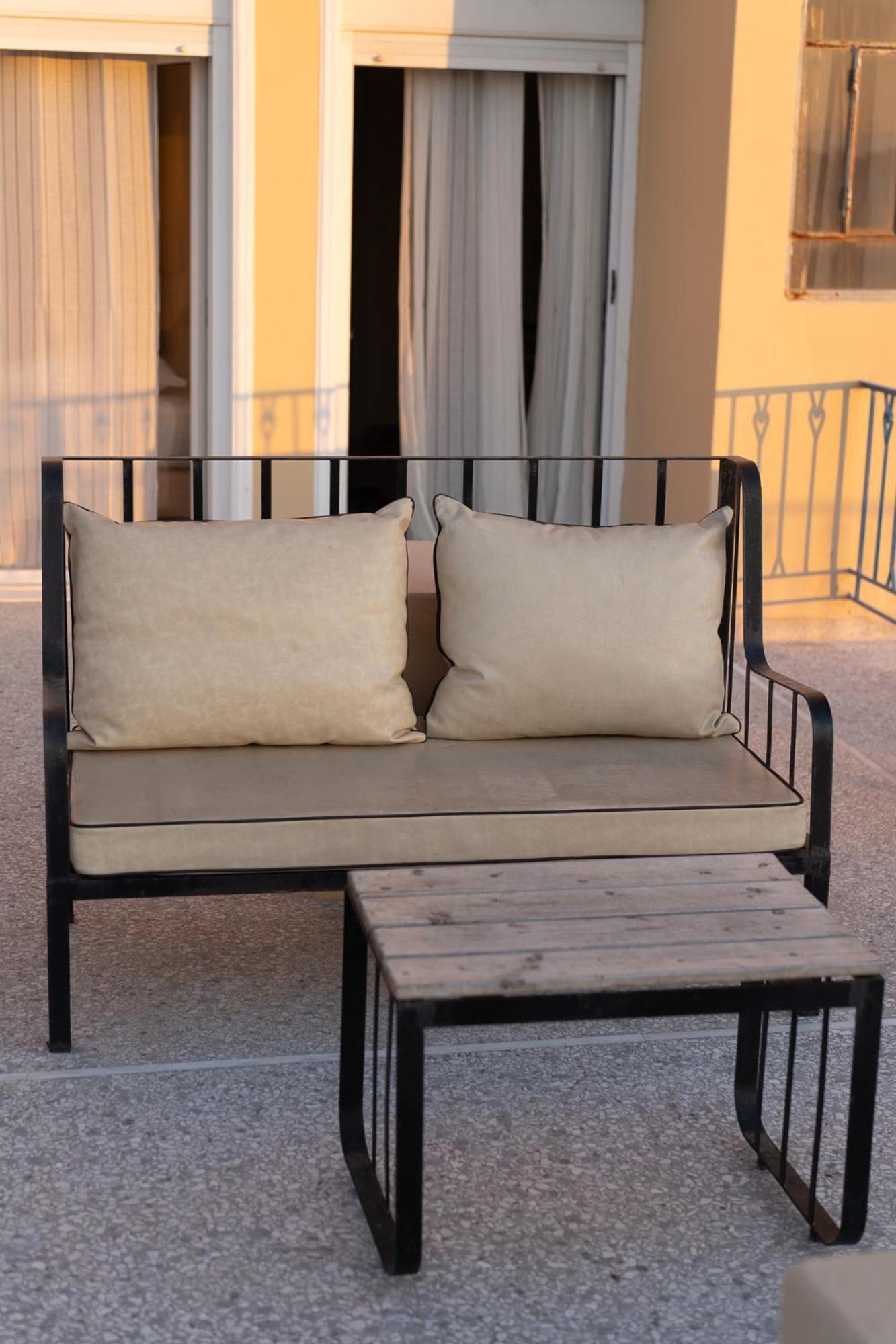 Central Mytilene City-View Apartment For 7 Eksteriør billede